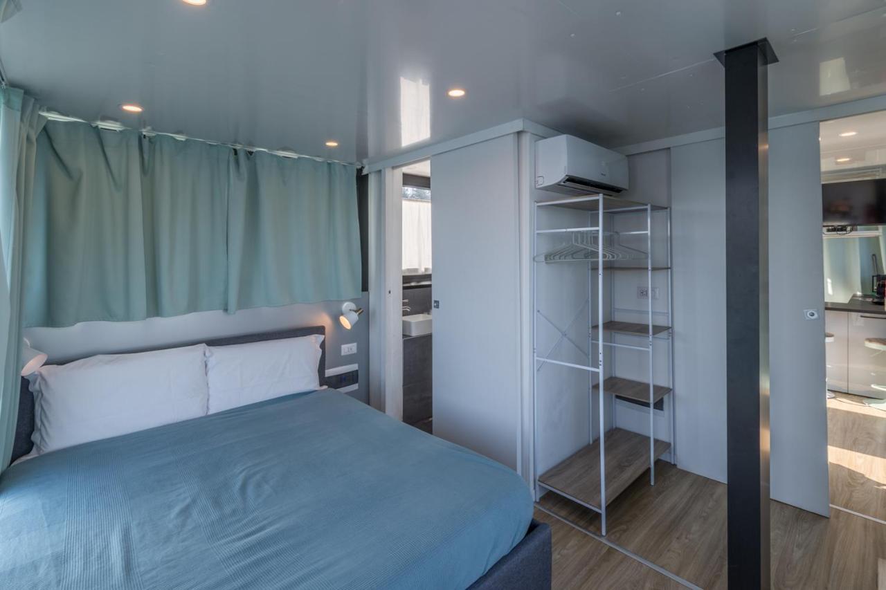 Готель La Dolce Vita House Boat Lisanza Екстер'єр фото