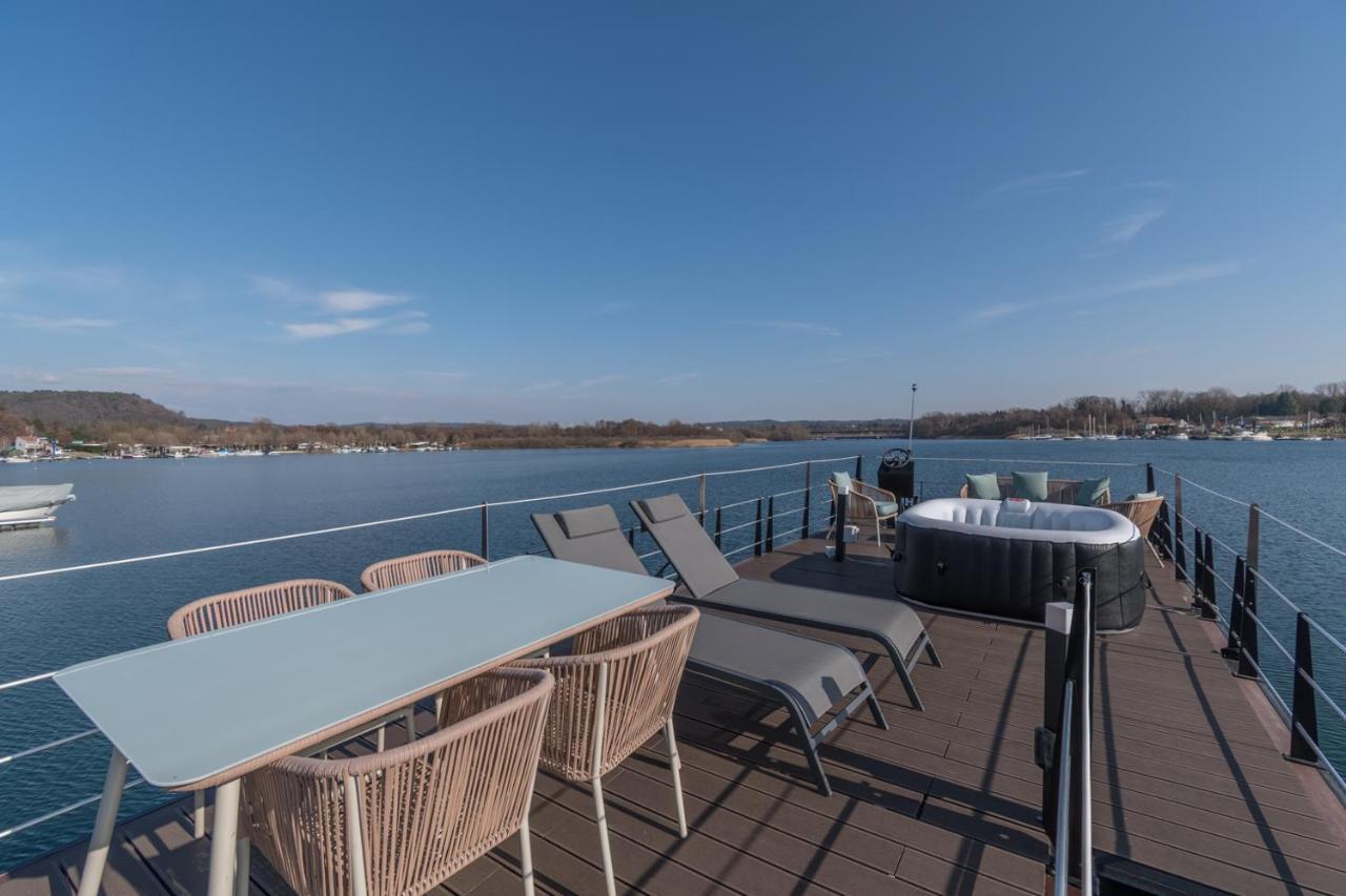 Готель La Dolce Vita House Boat Lisanza Екстер'єр фото